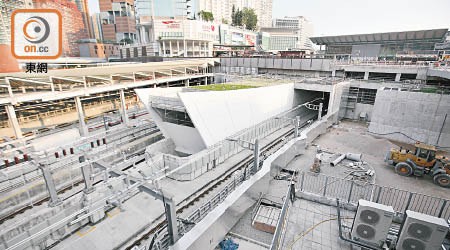 屋宇署上月中根據《建築物條例》，檢控沙中線紅磡站工程承建商禮頓。
