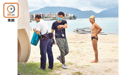 警員在泳灘調查。（林耀康攝）