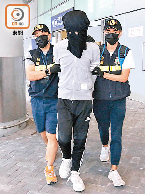 關員將被捕男子帶走。（文健雄攝）