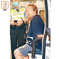 荃灣：金毛男司機在警車協助調查。