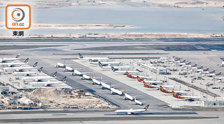 疫情下，航空業面臨半停擺，港機場停泊約一百五十架飛機。