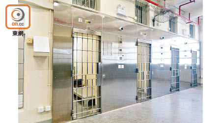 第三代囚室改用電鎖閘門，門旁有閉路電視鏡頭。