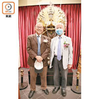 藍鴻震（左）同法住機構董事范佐浩（右）都好欣賞木雕工藝。
