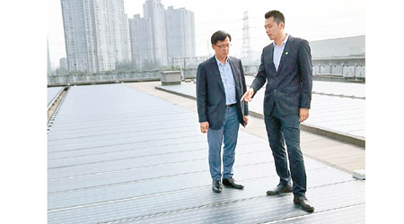 何君堯（左）多年來積極為新界原居民爭取權益，成功爭取政府容許村屋天台興建太陽能棚架。
