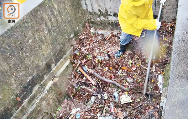 紅雨淹浸多區洪水入屋車路變河塌護土牆 東方日報