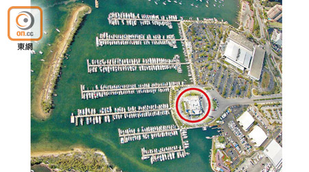 美國：邁阿密公共繫泊碼頭便採用魚骨形泊位，附近並設有娛樂及休閒設施（紅圈示）。