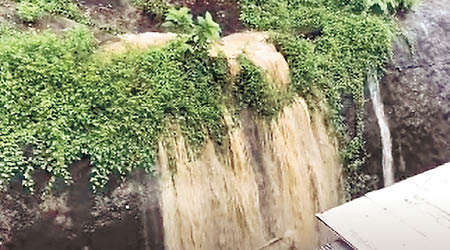 大埔魚角村斜坡出現「瀑布」，泥水湧入村屋。