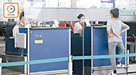 國泰機場櫃位已不復人山人海辦手續的情景。