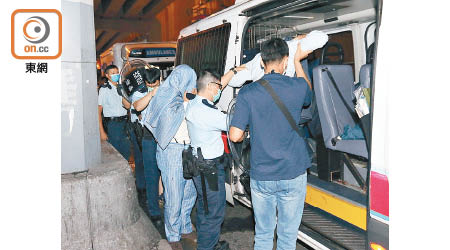 涉案人士被帶上警車。（吳建明攝）