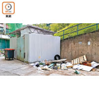 彩雲邨有住戶隨意將垃圾丟棄在垃圾房附近，容易成為鼠患溫床。