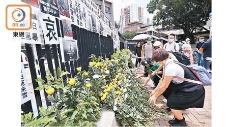 市民到場獻花。（胡家豪攝）