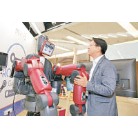 莫乃光出席科學園活動，了解業界有關機械人的最新科技和應用。