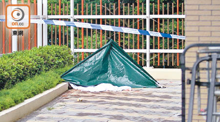 警方用帳篷遮蓋女事主遺體。（張開裕攝）