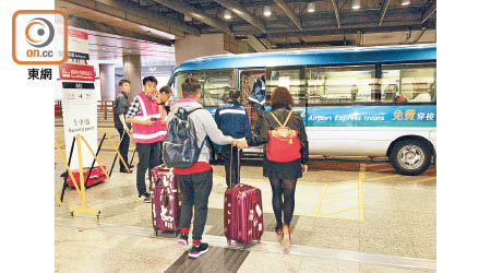 港鐵宣布，七月起取消機場快綫免費穿梭巴士服務。