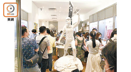 童裝店設置「香港民主女神像」，但被商場禁止。（張福宏攝）