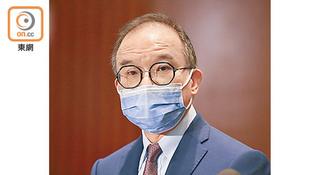 曾國衞否認施壓讓長者孕婦優先投票，強調由選管會決定。（陳嘉順攝）