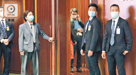 其他議員搶先使用咪兜，鄭若驊惟有企喺會議廳入口呆等。