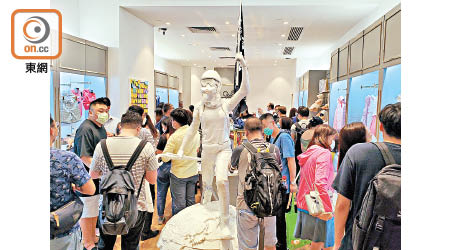 Chickeeduck在店內設置兩米高的「香港民主女神像」。
