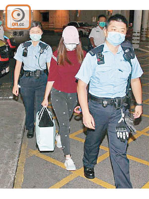 女子（戴帽）涉藏有攻擊性武器被捕送院。（楊日權攝）