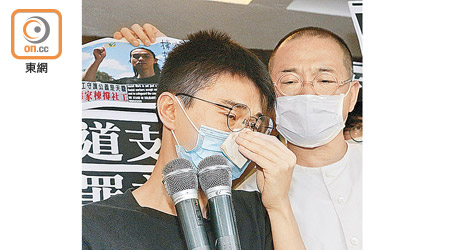 劉家棟（左）獲准保釋後，數度在傳媒前落淚。（何天成攝）