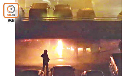 火勢在景林邨停車場內蔓延導致共廿六輛汽車損毀。