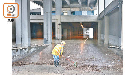 本月初黑雨過後，觀塘道行車隧道被淹浸。