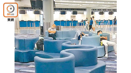 十一名坐「疫機」的旅客滯留香港機場達五日。