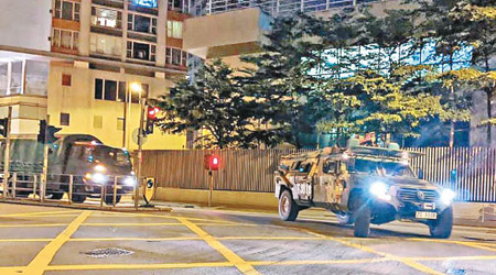 近三十輛解放軍駐港部隊軍車在鬧市出現，當中包括兩輛裝甲運兵車，配備特殊裝置。（Jeremy Chan for Daily Record Hong Kong提供）