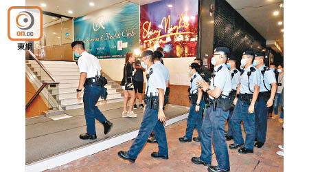 警方到尖沙咀夜場搜查。（沈厚錚攝）