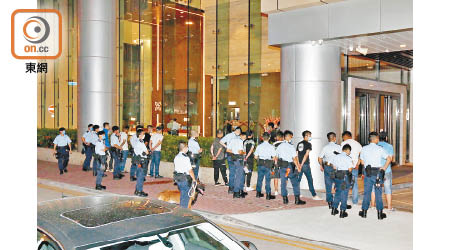 大批警員聯同警犬到場，拘捕十六名男子。