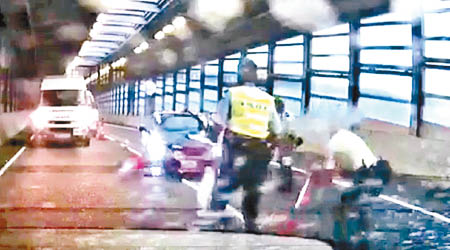 私家車衝路障險撞倒多名警員。