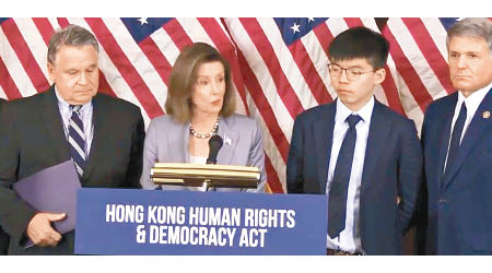 黃之鋒（右二）到美國國會提出制裁香港的意見，與其接洽的美國議員或違反港區國安法。