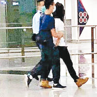 涉嫌以利器刺傷警員男子，在機場被警方拘捕。