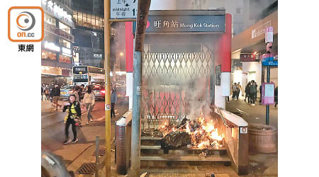 去年反修例示威中，多個港鐵站屢次遭縱火及破壞。