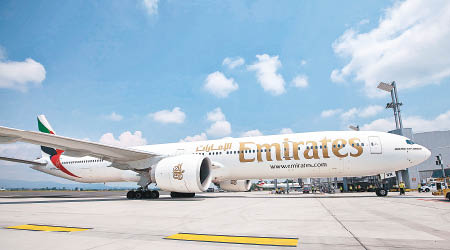 阿聯酋航空曾表示會將涉事旅客送返杜拜。