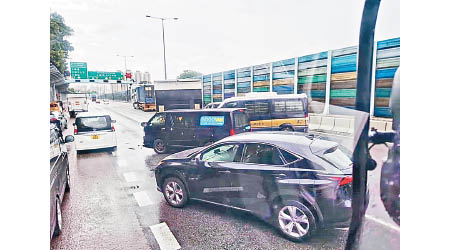 五車連環相撞，當中涉及懲教署囚車。