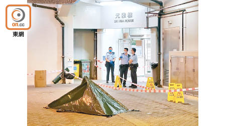 警員用帳篷遮蓋遺體。（張福宏攝）