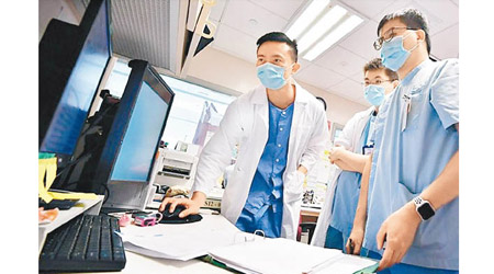 陳文俊（左）大年初一就加入抗疫團隊，是首批走上前線的醫生。