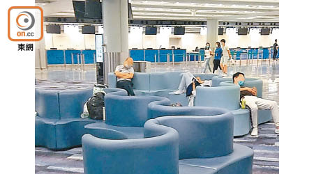 多名旅客被揭發滯留機場禁區多日。