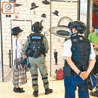 中環：警員在商場內截查示威者。