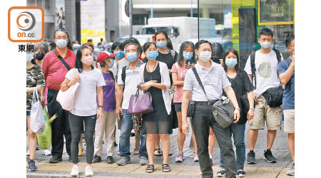 新冠肺炎爆不停，市民做好預防措施。