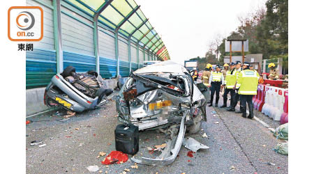 懷疑超速七人車與「路障車」相撞，導致七人車司機和乘客意外死亡。