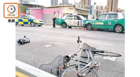 單車翻側地上，附近遺下相信屬於單車漢的背囊。（胡德威攝）