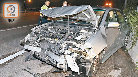 私家車車頭嚴重毀爛。（李國健攝）