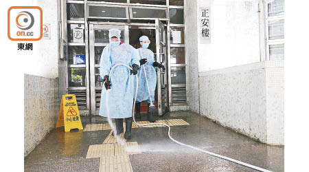 慈正邨職員於邨內進行清潔消毒。（李志湧攝）
