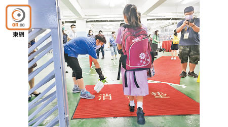 港府遲遲才宣布中、小學及幼稚園提早放暑假捱轟。