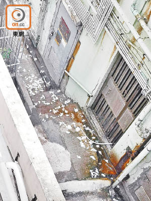 港泰護老中心一條私人後巷滿布用過的廁紙，地面亦有污水。（黃雄攝）