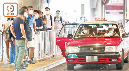 香港的士業議會建議政府加碼向前線司機派發津貼。