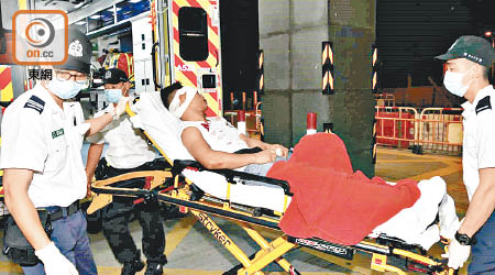 遇襲越南籍男子由救護員送院。（楊日權攝）