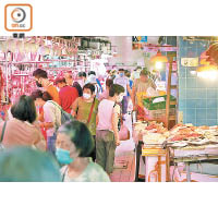 食肆晚飯收爐，大量市民惟有到街市買餸煮飯。（黃偉邦攝）